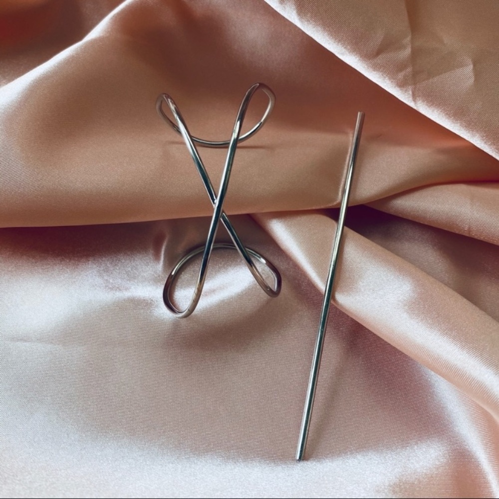 Minimalist Wire Cross Bun Cage Pins Holder - Picture 4 of 9